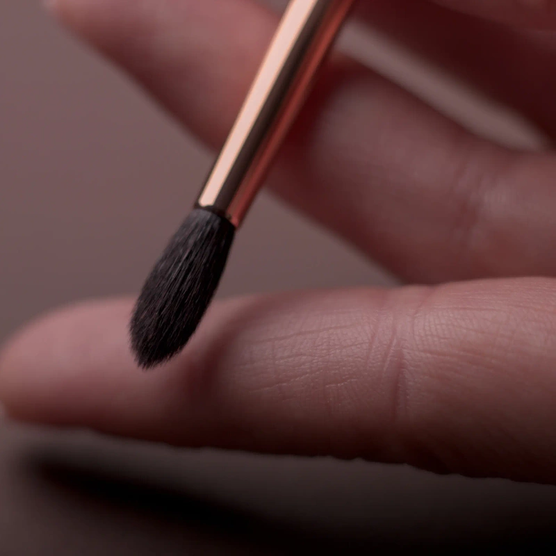 J799 an ultra-soft, pointed-tip shading brush