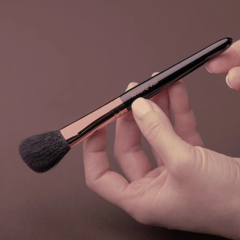 J121 Angled Cheek Contour Brush