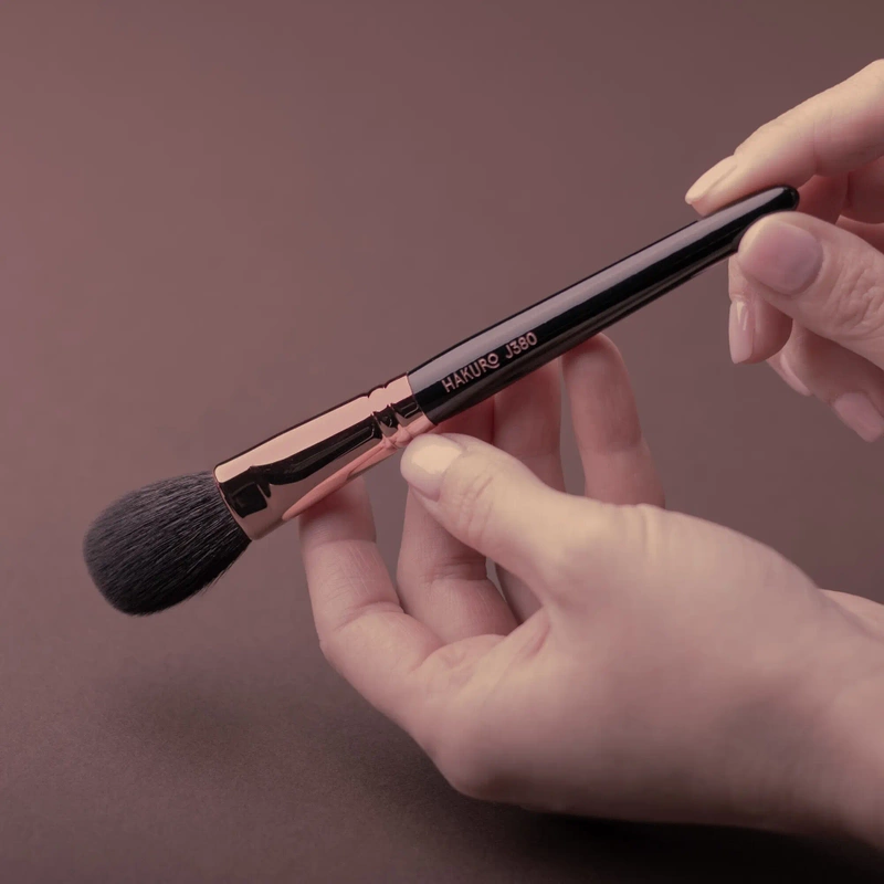 J380 Flat Cheek and Face Brush