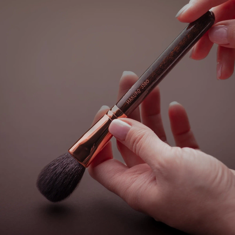 J380 Flat Cheek and Face Brush