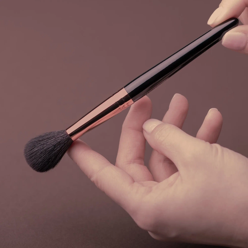 J121 Angled Cheek Contour Brush